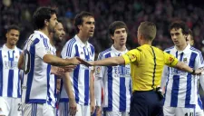 Los jugadores de la Real Sociedad reclaman una jugada al árbitro