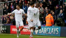 Benteke celebra el gol de la victoria con sus compañeros