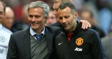 Mou abraza a Giggs en un partido del United