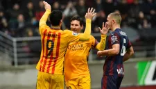 Suárez y Messi se abrazan tras una anotación