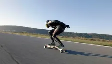 Sujeto en la patineta recorriendo los 100 metros