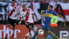 Maidana y Tévez disputando el esférico en el Súper Clásico