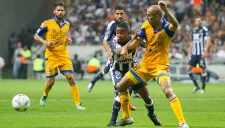 Guido Pizarro y Dorlan Pabón disputan el balón durante el Clásico Regio
