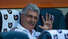 Ricardo Ferretti saluda previo al encuentro frente a Monterrey