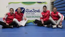 Los taekwondines posan para una fotografía