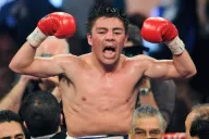 Arce levanta los brazos en señal de triunfo