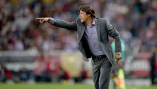 Matías Almeyda da indicaciones en partido de Chivas