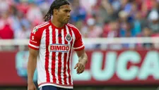 Carlos Peña en un duelo con las Chivas