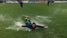 Hamsik se lanza de 'avioncito' sobre el agua