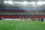 Así arrancó el duelo con la tormenta presente