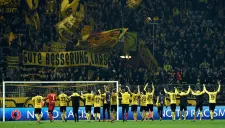 Los jugadores del Dortmund celebran frente a su afición tras vencer al Tottenham