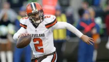 Johnny Manziel durante un partido con los Browns