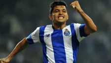 Tecatito festeja luego de marcar con el Porto