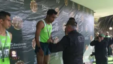 Juan Luis Barrios recibe la medalla de ganador