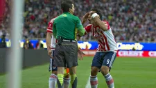 Juagdores de Chivas reclaman al árbitro