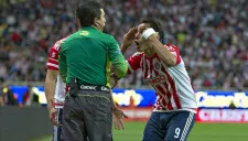 Omar Bravo reclama el gol invalidado contra América