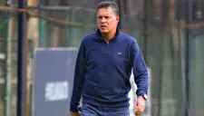 Ricardo Peláez camina en las instalaciones de América