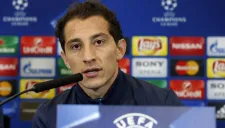 Andrés Guardado en conferencia de prensa con PSV