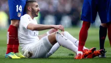 Benzema cae al césped en el Derbi de Madrid