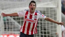 Reyna celebra un gol con Chivas