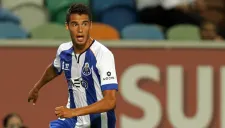 Diego Reyes disputa un partido con el Porto