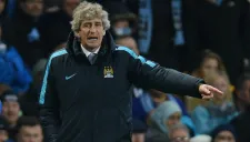 Manuel Pellegrini dando instrucciones a sus jugadores en Champions