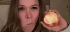 Ronda Rousey muerde una manzana