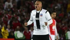 Humberto Suazo, disputando un encuentro con Colo Colo
