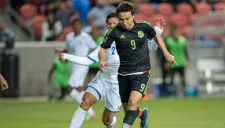 Cubo Torres conduce el balón contra Honduras en el Preolímpico