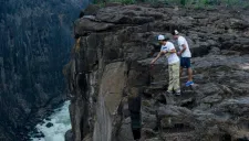 Orlando Duque y Jonathan Paredes observan Cataratas Victoria