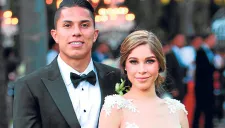 Carlos Salcedo sonríen en el día de su boda