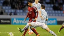 Carlos Vela conduce el balón en duelo de Liga