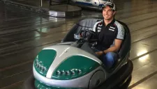 Checo Pérez manejando en los carros chocones del Luna Park