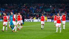 Los jugadores del Arsenal se retiran del campo luego de ser eliminados por Barcelona