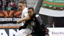 Marco Fabián pelea un balón con un rival