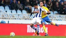 Vela disputa un balón en el partido de la Real Sociedad