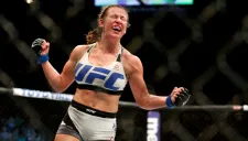 Miesha Tate festeja tras su triunfo contra Holm