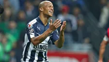 Carlos Sánchez lamentando una falla de Rayados