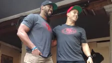 Skov (der.) junto a su compañero de equipo, Corey Lemonier