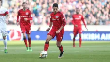 Chicharito con el control del balón contra Stuttgart