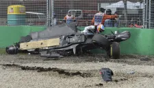 Fernando Alonso saliendo de su monoplaza tras el accidente