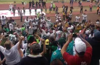 Jugadores de Raptors, festejando con sus aficionados