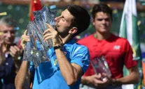 Novak Djokovic besando su trofeo de Indian Wells