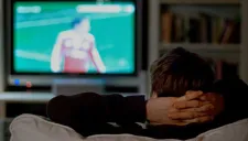 Hombre ve un juego de futbol