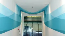 La entrada al corredor que contiene la figura