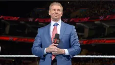 Vince McMahon durante el anuncio en Raw