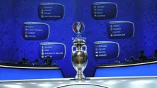 El trofeo de la Euro durante el sorteo