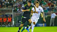 Oribe Peralta en un duelo con la Selección Nacional