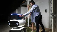 Robot entrega pizza a pareja