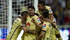 Oribe Peralta festeja un gol en el Clásico Nacional